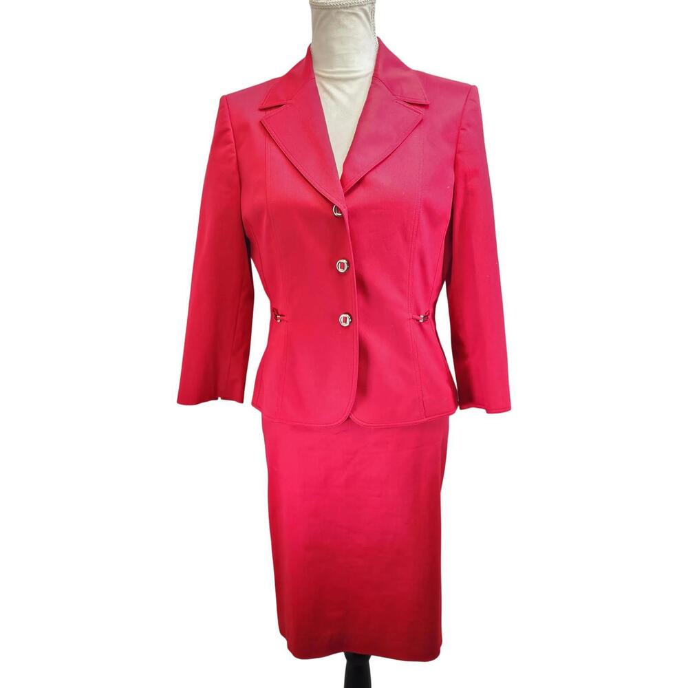 Tahari. Red Skirt Suit Set w/ Pencil Skirt and 3/4 Length Sleeve Blazer. Size 8